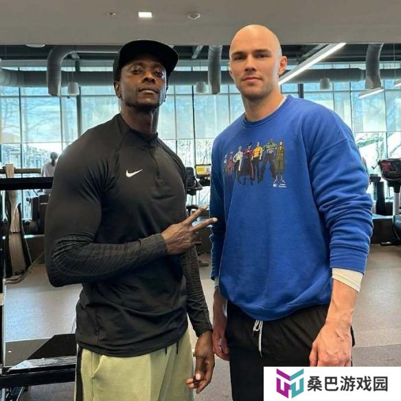 DC超英新片《超人》曝新训练幕后照 很强壮的卢瑟！