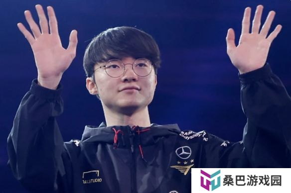 人气Coser和Faker合照称：Faker!你好香!是5冠王的味道